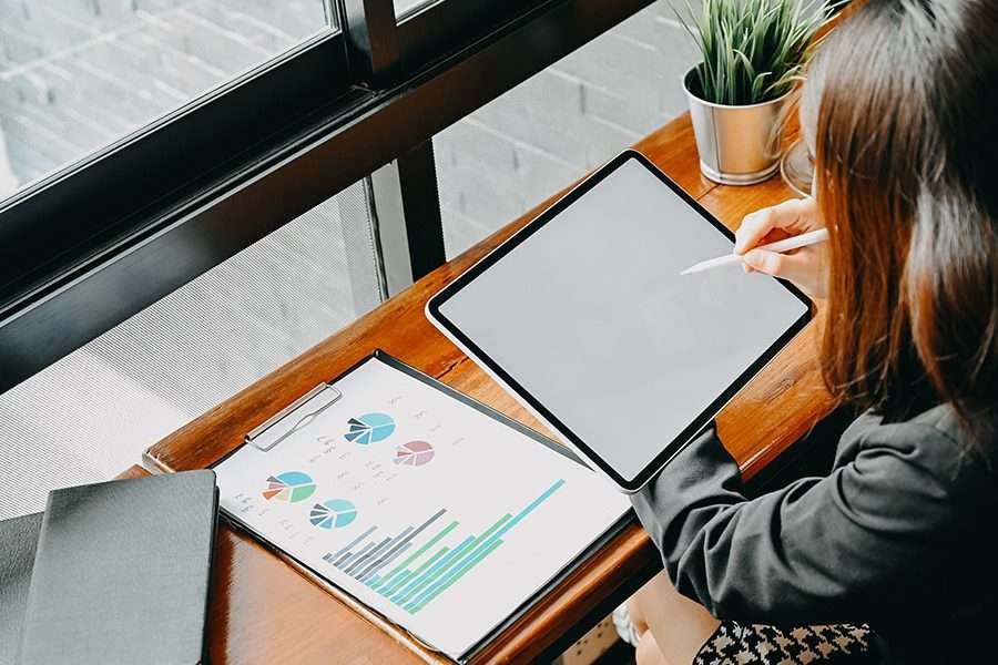 girl doing content analysis